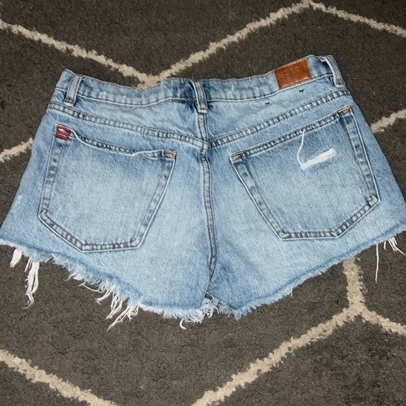 BDG Essential Mid-Rise Distressed Short Shorts Size 27 - Picture 6 of 6